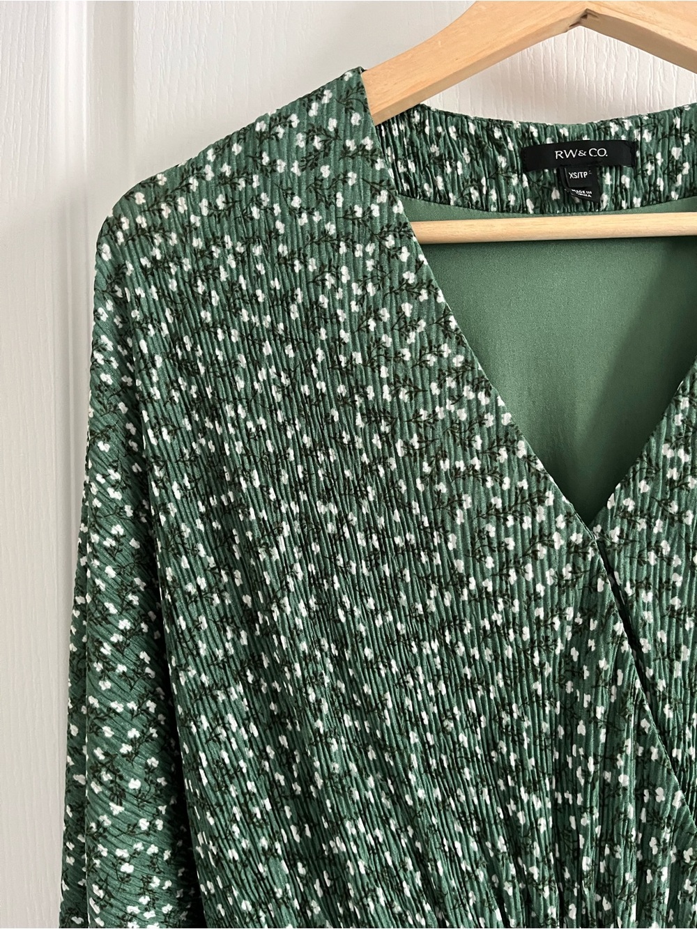 RW&CO. Green V-Neck Smocked-Waist Long Sleeve Dress XS - Picture 5 of 15
